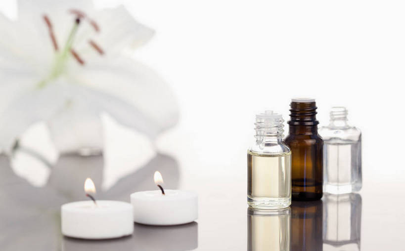 无人,横图,室内,特写,白天,白色背景,正面,热情,百合花,火,蜡烛,阴影,盛开,反射,火焰,影子,燃烧,花蕾,玻璃制品,花,花瓣,花朵,鲜花,三个,白色,玻璃瓶,精油,瓶子,香薰,花苞,花蕊,放松,芳香疗法,摄影,影棚,舒心,舒缓,香薰精油,养颜,强瞿,减压,烛炬,香薰疗法,植物精油,百合蒜,倒仙,番韭,山丹,彩图,影棚拍摄,拍摄,香薰蜡烛