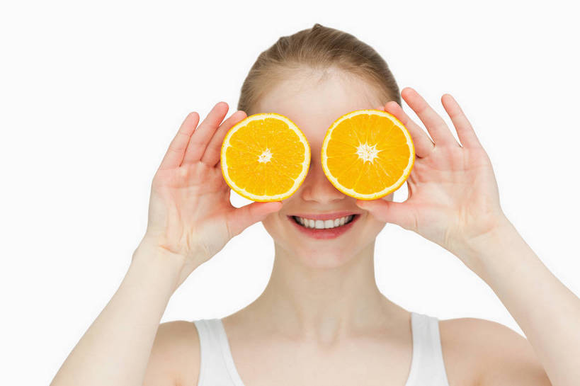 西方人,脸,头,脸颊,手,一个人,笑,微笑,露齿笑,横图,室内,特写,白天,白色背景,正面,水果,欧洲,欧洲人,双手,仅一个年轻女性,仅一个女性,仅一个人,切开,握,服装,新鲜,背心,生食,食品,果实,拿,拿着,肩膀,食物,两个,衣服,黄色,白色,切,手部,握着,遮,遮掩,摄影,服饰,有机食品,绿色食品,影棚,掩盖,遮挡,衣着,甜橙,穿着,剖面,切面,遮盖,掩饰,衣饰,年轻女性,女人,女性,白种人,头部,脸部,脸蛋,面部,橙子,橙,半身,彩图,影棚拍摄,拍摄,鹄壳,黄橙,黄果,金橙,金环,金球,糖橙