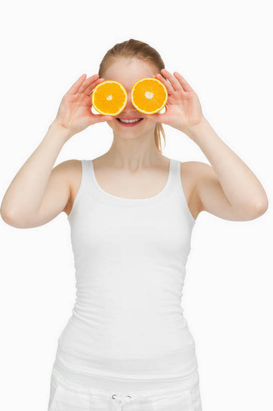 西方人,一个人,站,笑,微笑,露齿笑,竖图,室内,白天,白色背景,正面,水果,欧洲,欧洲人,仅一个年轻女性,仅一个女性,仅一个人,切开,握,服装,新鲜,背心,生食,食品,果实,拿,拿着,食物,两个,衣服,黄色,白色,切,站着,握着,遮,遮掩,摄影,服饰,有机食品,绿色食品,影棚,掩盖,遮挡,衣着,甜橙,穿着,剖面,切面,遮盖,掩饰,衣饰,年轻女性,女人,女性,白种人,橙子,橙,站立,半身,彩图,影棚拍摄,拍摄,鹄壳,黄橙,黄果,金橙,金环,金球,糖橙