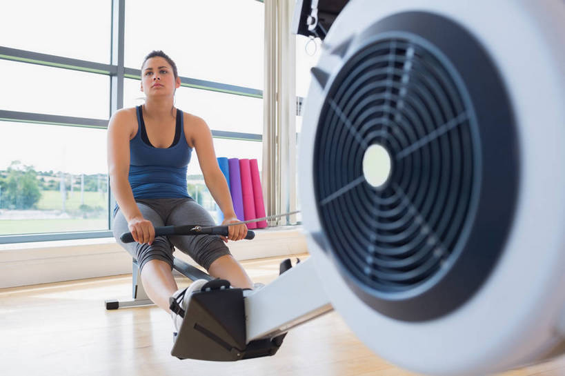 西方人,一个人,健身房,坐,拉,横图,室内,白天,正面,锻炼,运动,窗户,欧洲,欧洲人,仅一个年轻女性,仅一个女性,仅一个人,握,阴影,服装,裤子,反射,背心,影子,扭头,注视,休闲裤,娱乐,运动器械,玻璃窗,衣服,观察,看,转头,享受,休闲,健身器械,放松,握着,服饰,观看,察看,衣着,穿着,关注,健身器材,拉力器,室内运动,衣饰,年轻女性,女人,女性,白种人,坐着,彩图,全身,健身,健身馆,运动器材