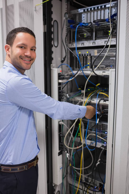 西方人,一个人,商务人士,技术人员,商务男性,站,笑,微笑,露齿笑,竖图,室内,白天,侧面,衬衫,通讯,服务器,数据,欧洲,欧洲人,仅一个男性,仅一个人,许多,握,阴影,套装,反射,传输,影子,很多,扭头,注视,仅一个年轻男性,观察,看,站着,转头,握着,观看,网线,察看,关注,水晶头,商务装,工薪阶层,线缆,软件,男人,男性,年轻男性,白种人,白领,上班族,技术员,站立,半身,彩图,衬衣,计算机软件,伺服器