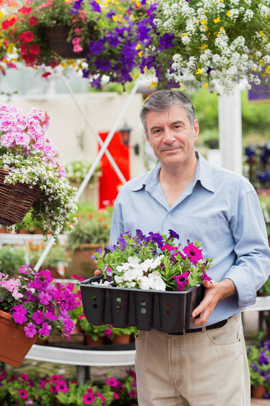 西方人,一个人,商店,站,笑,微笑,竖图,室外,白天,正面,花盆,欧洲,欧洲人,仅一个男性,仅一个人,仅一个中年男性,握,服装,朦胧,模糊,盛开,陶瓷,陶瓷制品,拿,花蕾,拿着,注视,休闲装,商铺,花,花瓣,花朵,鲜花,衣服,容器,花苞,花蕊,观察,看,站着,休闲,休闲服,握着,服饰,观看,储藏,察看,储存,关注,市肆,商号,男人,男性,中年男性,白种人,站立,半身,彩图,店铺,花园中心,园艺中心,贮存