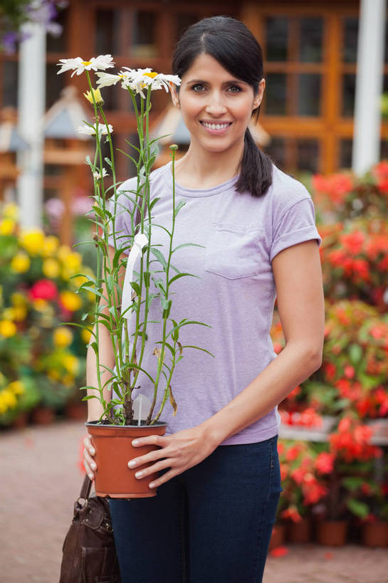 西方人,一个人,商店,站,笑,微笑,露齿笑,竖图,室外,白天,正面,花盆,欧洲,欧洲人,仅一个年轻女性,仅一个女性,仅一个人,握,服装,朦胧,模糊,盛开,陶瓷,陶瓷制品,拿,花蕾,拿着,注视,休闲装,商铺,花,花瓣,花朵,鲜花,衣服,容器,花苞,花蕊,观察,看,站着,休闲,休闲服,握着,服饰,观看,储藏,察看,储存,关注,市肆,商号,年轻女性,女人,女性,白种人,站立,半身,彩图,店铺,花园中心,园艺中心,贮存