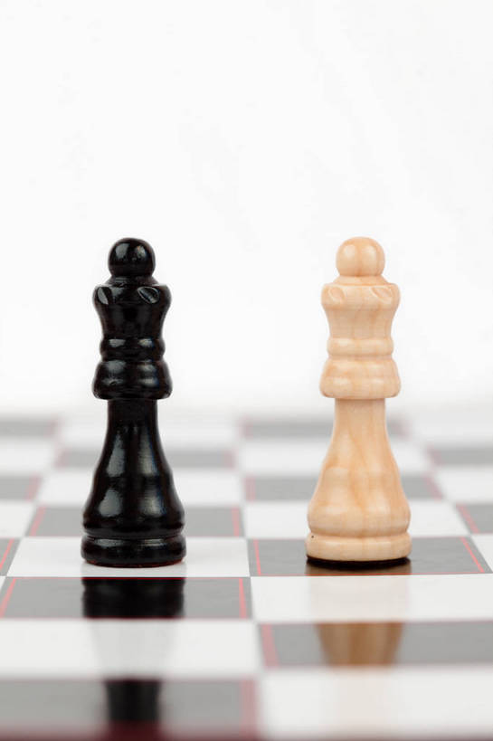 无人,竖图,室内,特写,白天,白色背景,正面,游戏,快乐,比赛,竞争,静物,玩,娱乐,两个,黑色,象棋,休闲,米色,棋子,棋盘,国际象棋,益智,摄影,影棚,活动,发泄,消遣,智力,皇后,宣泄,玩耍,嬉戏,彩图,影棚拍摄,拍摄,后