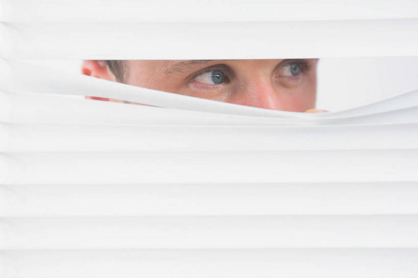 西方人,脸,头,眼睛,脸颊,眉毛,睫毛,一个人,横图,室内,特写,白天,正面,窗户,欧洲,欧洲人,瞳孔,仅一个男性,仅一个人,仅一个中年男性,百叶窗,注视,观察,看,偷看,眼部,观看,察看,关注,偷窥,男人,男性,中年男性,白种人,头部,睫,脸部,脸蛋,眉,面部,眼,眼睫毛,眼眉,半身,彩图,窥视,窥探,眼眉毛