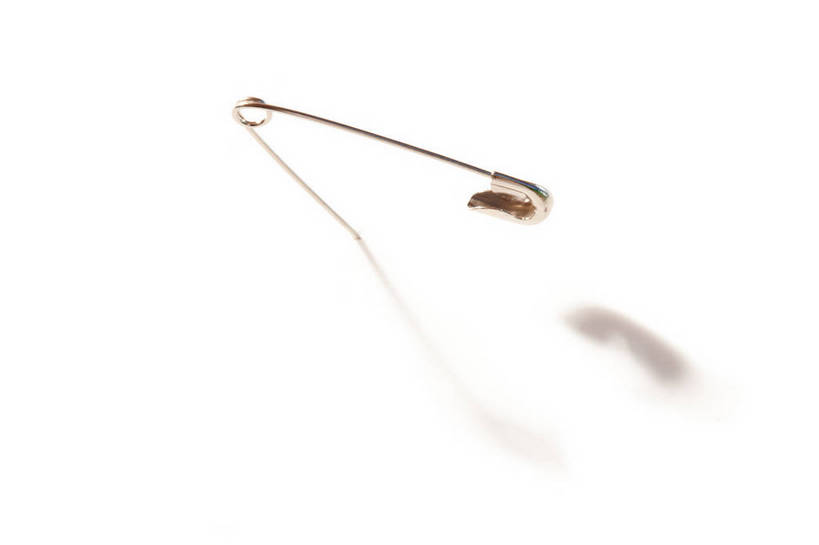 无人,横图,俯视,室内,特写,白天,白色背景,静物,阴影,反射,影子,办公用品,别针,文具,一个,摄影,影棚,单个,办公设备,文具用品,文化工具,彩图,高角度拍摄,影棚拍摄,拍摄,安全别针