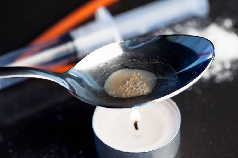 无人,横图,俯视,室内,特写,白天,蜡烛,金属制品,阴影,黑色背景,光线,金属,粉末,火焰,影子,烛光,勺子,燃烧,白色,调羹,汤匙,点燃,粉,针管,针筒,注射,摄影,影棚,毒品,医疗,医疗设备,注射器,海洛因,粉状,粉剂,二乙酰吗啡,彩图,高角度拍摄,影棚拍摄,拍摄