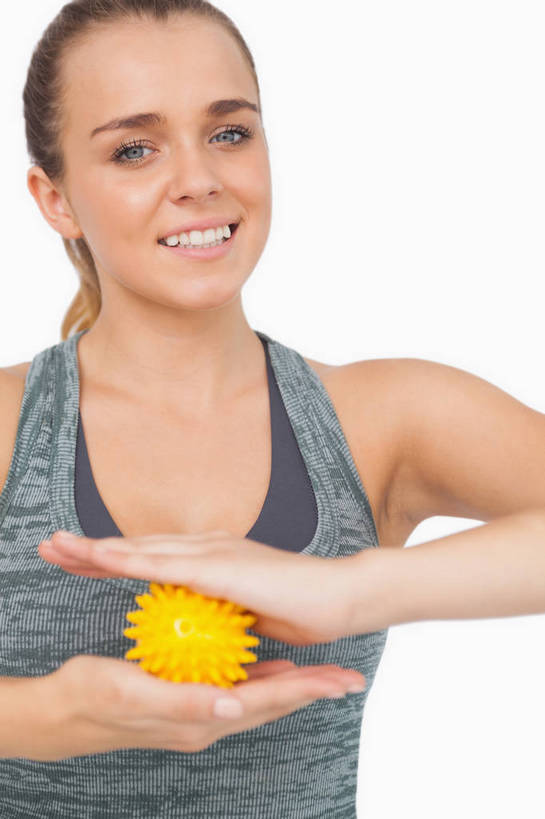 西方人,一个人,站,笑,微笑,露齿笑,竖图,室内,白天,白色背景,正面,按摩,欧洲,欧洲人,仅一个年轻女性,仅一个女性,仅一个人,握,服装,背心,拿,拿着,注视,球,一个,衣服,黄色,灰色,观察,看,站着,享受,健康,按摩球,握着,保健,摄影,服饰,影棚,单个,观看,察看,衣着,穿着,关注,指压,衣饰,年轻女性,女人,女性,白种人,站立,半身,彩图,影棚拍摄,推拿,拍摄