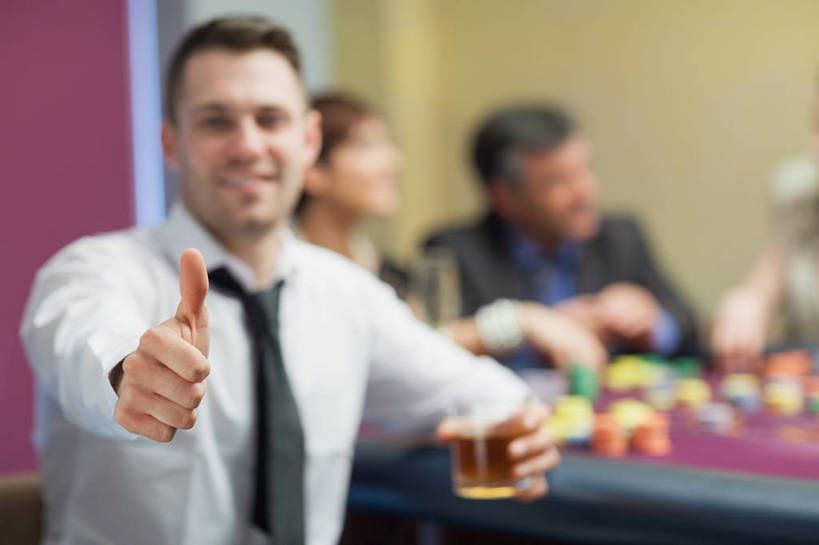 威士忌,西方人,四个人,伙伴,朋友,坐,笑,微笑,露齿笑,横图,室内,夜晚,正面,衬衫,西装,游戏,友谊,赌博,贪欲,智慧,竞争,杯子,欧洲,欧洲人,握,突出,套装,正装,朦胧,模糊,领带,酒类,拿,玩,拿着,注视,职业装,娱乐,称赞,表扬,刺激,酒,饮料,纸制品,观察,看,手势,休闲,竖,握着,赌场,观看,活动,纸杯,翘,高,察看,夸奖,象征,优秀,庄重,发泄,关注,消遣,智力,一次性杯子,身份,博彩,好,妙,顺利,出色,超群,杰出,卓越,奇妙,投机,侥幸,欲望,宣泄,正式,地位,烈酒,聪明,友情,男人,男性,年轻男性,女人,女性,中年男性,中年女性,白种人,大拇指,玩耍,嬉戏,坐着,半身,彩图,衬衣,胜负,输赢,娱乐场