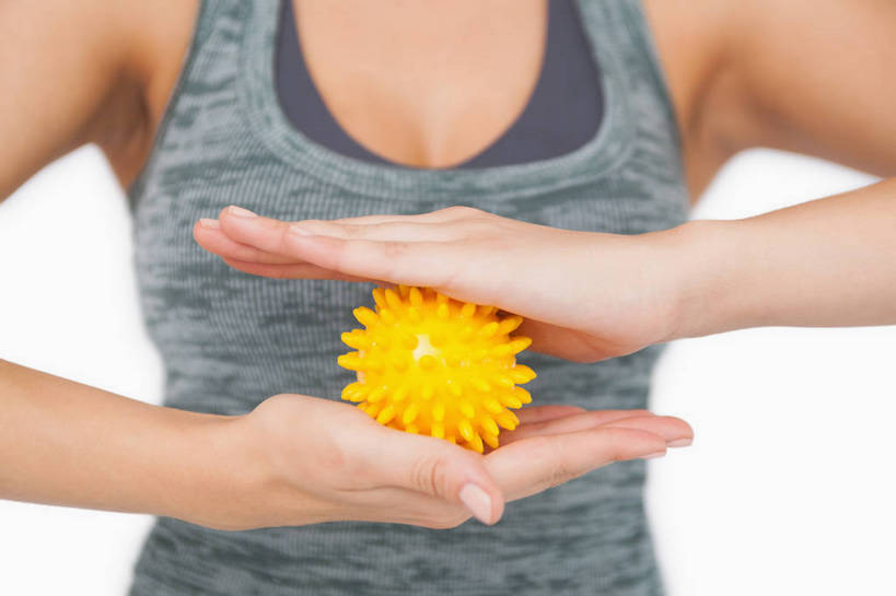 西方人,手,一个人,站,横图,室内,特写,白天,白色背景,正面,按摩,欧洲,欧洲人,双手,仅一个年轻女性,仅一个女性,仅一个人,握,阴影,服装,反射,背心,影子,球,一个,衣服,黄色,站着,享受,健康,手部,按摩球,握着,保健,摄影,服饰,影棚,单个,衣着,穿着,指压,衣饰,年轻女性,女人,女性,白种人,站立,半身,彩图,影棚拍摄,推拿,拍摄