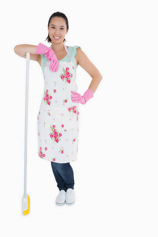 西方人,一个人,站,笑,微笑,露齿笑,竖图,室内,白天,白色背景,正面,欧洲,欧洲人,仅一个年轻女性,仅一个女性,仅一个人,阴影,服装,裤子,反射,工具,扫帚,围裙,影子,注视,牛仔裤,休闲装,一个,衣服,粉色,手套,观察,看,清洁,站着,休闲,休闲服,橡胶,搭,摄影,服饰,影棚,单个,观看,扫把,察看,卫生,搭着,关注,保洁,橡胶手套,橡胶制品,笤帚,年轻女性,女人,女性,白种人,站立,彩图,全身,影棚拍摄,拍摄