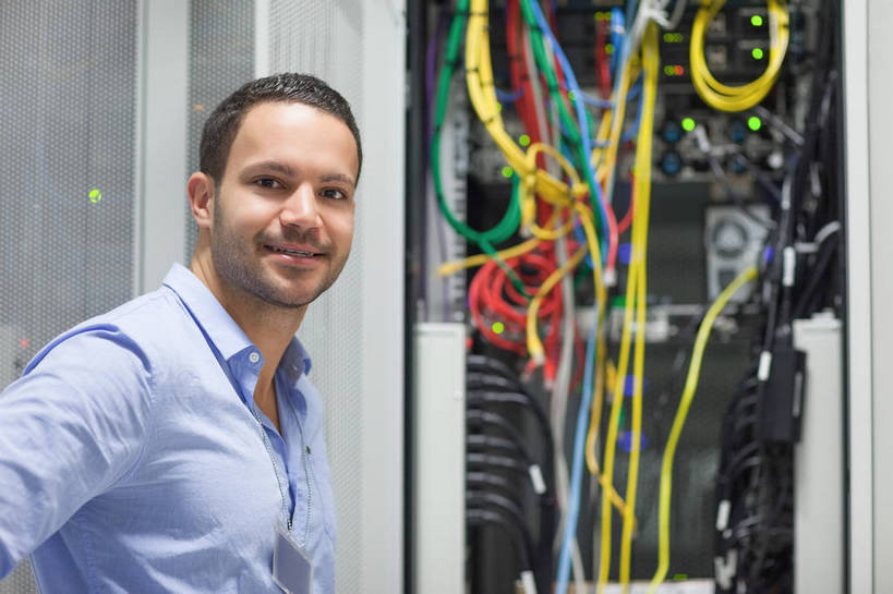 西方人,一个人,商务人士,商务男性,站,笑,微笑,横图,室内,白天,侧面,衬衫,通讯,服务器,数据,欧洲,欧洲人,仅一个男性,仅一个人,阴影,套装,朦胧,模糊,传输,光线,影子,灯光,扭头,注视,仅一个年轻男性,蓝色,观察,看,站着,转头,观看,网线,察看,关注,水晶头,商务装,工薪阶层,线缆,软件,男人,男性,年轻男性,白种人,白领,上班族,站立,半身,彩图,衬衣,计算机软件,伺服器