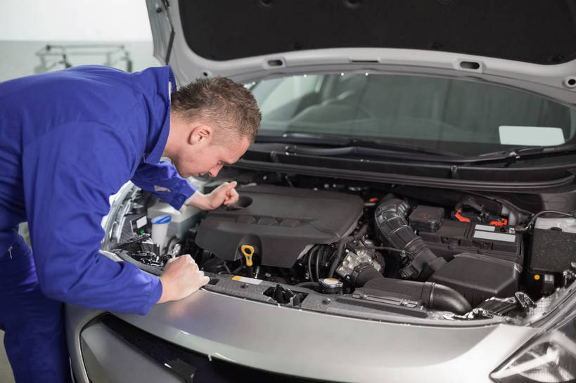 西方人,一个人,工厂,站,横图,室内,白天,侧面,工作服,制服,机器,汽车,欧洲,欧洲人,仅一个男性,仅一个人,一辆,撑,注视,车,工人,仅一个年轻男性,蓝色,交通工具,轿车,打开,低头,观察,看,站着,发动机,机械,工业,观看,马达,察看,撑着,开启,关注,载具,垂头,工作制服,电动机,男人,男性,年轻男性,白种人,员工,站立,半身,彩图,工作套服,制造厂,电动马达,机械工人,匠人,劳动者,体力工,生产工厂