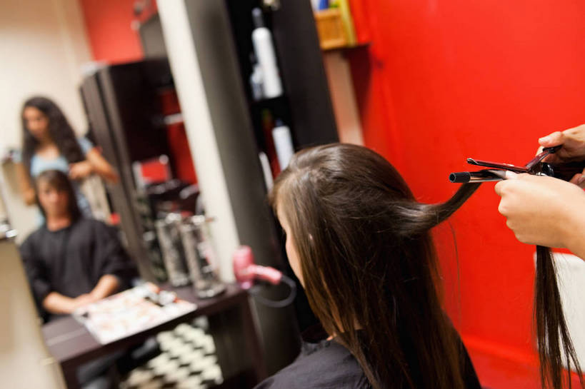 西方人,两个人,理发师,商店,站,坐,横图,室内,白天,镜子,欧洲,欧洲人,握,服装,朦胧,模糊,拿,梳子,围兜,拿着,梳头,休闲装,商铺,顾客,背面,衣服,日用品,站着,休闲,休闲服,握着,服饰,理发店,镜像,打理,镜面,美发店,梳理,美容店,美发用品,理发围布,市肆,商号,主顾,剪发围布,理发围兜,围布,年轻女性,女人,女性,白种人,发型师,理发员,美发师,站立,坐着,半身,彩图,店铺