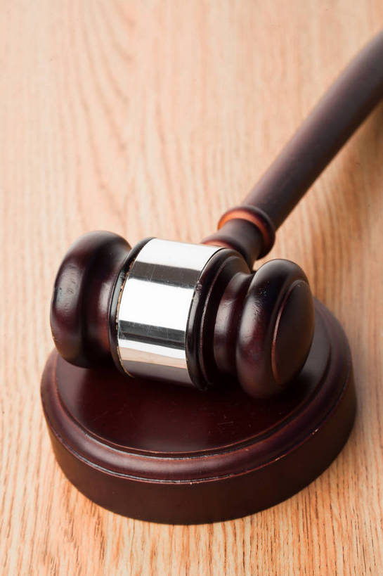 无人,竖图,俯视,室内,特写,白天,桌面,桌子,静物,阴影,反射,木制,影子,木桌,木制品,拍卖槌,拍卖锤,法槌,法锤,彩图,高角度拍摄,木桌子