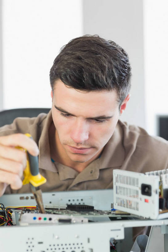 西方人,心脏,一个人,坐,竖图,室内,白天,正面,椅子,金属制品,欧洲,欧洲人,仅一个男性,仅一个人,连接,握,组合,服装,金属,工具,拿,拿着,注视,休闲装,工人,仅一个年轻男性,衣服,会议椅,观察,看,休闲,休闲服,握着,服饰,观看,螺丝刀,修理,起子,链接,芯片,办公椅,中央处理器,五金,察看,紧固,运算,关注,拼接,拼凑,核心,处理器,拼合,凑集,聚合,撮合,链结,牢固,改锥,商务椅,培训椅,补缀,修缮,修补,计算机,男人,男性,年轻男性,白种人,员工,坐着,半身,彩图,机械工人,匠人,劳动者,体力工