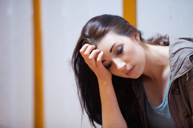 西方人,一个人,坐,室内,白天,侧面,柜子,欧洲,欧洲人,仅一个年轻女性,仅一个女性,仅一个人,撑,阴影,服装,反射,影子,走道,走廊,过道,储物柜,托腮,注视,休闲装,衣服,观察,看,托,休闲,休闲服,服饰,观看,察看,储存,关注,托下巴,孤苦,储备,蕴藏,贮备,单手托腮,孤单,孤独,年轻女性,女人,女性,白种人,坐着,半身,彩图,贮存