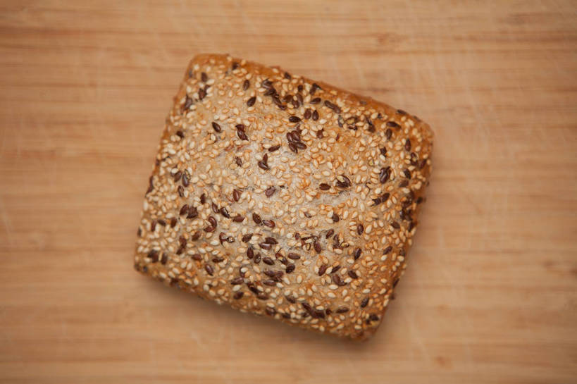 点心,面包,无人,俯视,室内,特写,白天,桌面,桌子,阴影,反射,木制,影子,木桌,食品,面点,食物,糕点,一个,木制品,摄影,影棚,单个,罂粟籽,罂子粟,阿芙蓉,彩图,高角度拍摄,影棚拍摄,拍摄,米囊,御米,木桌子