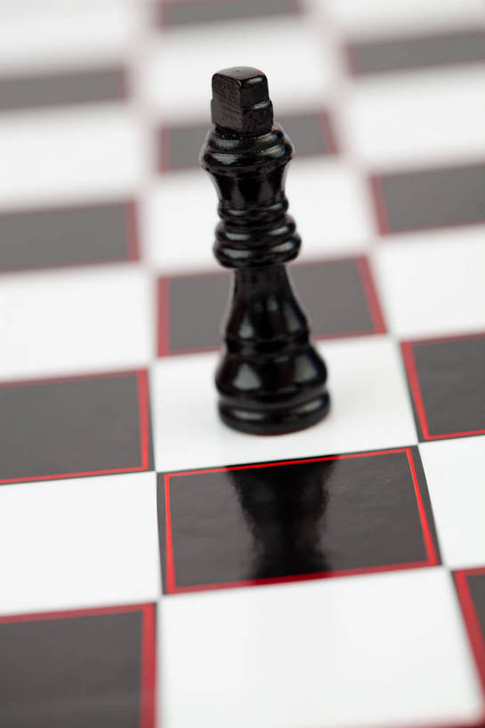 无人,竖图,俯视,室内,特写,白天,游戏,快乐,比赛,竞争,静物,阴影,朦胧,模糊,反射,方格,格子,影子,玩,娱乐,一个,象棋,休闲,棋子,棋盘,国际象棋,益智,单个,活动,发泄,消遣,智力,皇后,宣泄,玩耍,嬉戏,彩图,高角度拍摄,后