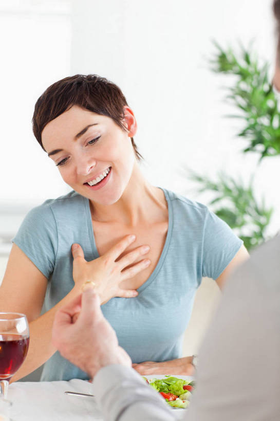 红酒,葡萄酒,西方人,两个人,家庭,夫妻,坐,闭眼,笑,微笑,露齿笑,竖图,室内,白天,正面,爱情,烹饪,西餐,植物,餐桌,桌子,蔬菜,杯子,餐具,欧洲,欧洲人,服装,朦胧,模糊,新鲜,碟子,高脚杯,盘,盆栽,调料,酱料,酱汁,蔬菜沙拉,佐料,沙拉,料理,食品,盆景,红酒杯,酒类,调味品,浪漫,调味料,休闲装,色拉,酱,沙拉酱,沙律,菜肴,美食,玻璃制品,酒,装饰品,食物,饮料,衣服,绿色,自然,盘子,戒指,酒杯,饰品,首饰,碟,休闲,温暖,温馨,一家人,休闲服,红葡萄酒,恩爱,西式,恋人,服饰,佳肴,有机食品,绿色食品,生长,成长,餐台,色拉酱,信物,和睦,张开五指,权利,葡萄酒杯,手饰,男人,男性,年轻男性,女人,女性,中年女性,白种人,夫妇,情侣,玻璃杯,闭眼睛,闭着眼,闭着眼睛,坐着,半身,彩图,伴侣,五指张开,融洽