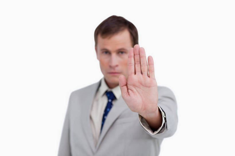 西方人,一个人,商务人士,商务男性,站,横图,室内,白天,白色背景,正面,衬衫,欧洲,欧洲人,仅一个男性,仅一个人,仅一个中年男性,阴影,套装,反射,影子,领带,警告,注视,白色,观察,看,站着,警示,阻挡,摄影,影棚,观看,禁止,停止,提醒,察看,象征,庄重,关注,提示,限制,商务装,身份,暂停,工薪阶层,停滞,正式,地位,反对,阻挠,拦截,阻当,阻梗,危险,男人,男性,中年男性,白种人,白领,上班族,站立,半身,彩图,影棚拍摄,衬衣,拍摄