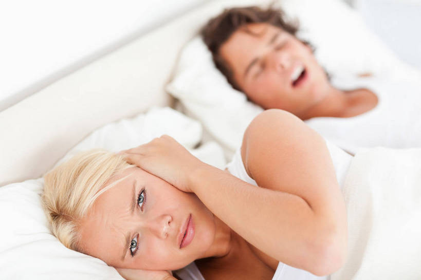 西方人,两个人,躺,闭眼,睡,横图,俯视,室内,白天,爱情,床,卧室,欧洲,欧洲人,阴影,服装,朦胧,模糊,反射,背心,影子,墙,双人床,床单,浪漫,注视,被子,墙壁,墙面,衣服,白色,观察,看,张嘴,温暖,温馨,恩爱,遮,遮掩,恋人,服饰,观看,和睦,察看,掩盖,被单,遮挡,衣着,穿着,关注,张大嘴巴,遮盖,掩饰,衣饰,打鼾,卧着,男人,男性,年轻男性,年轻女性,女人,女性,白种人,情侣,张开嘴,闭眼睛,闭着眼,闭着眼睛,困,困觉,寝息,睡觉,躺着,卧,半身,彩图,高角度拍摄,睡房,卧房,打呼噜,鼾症,伴侣,融洽