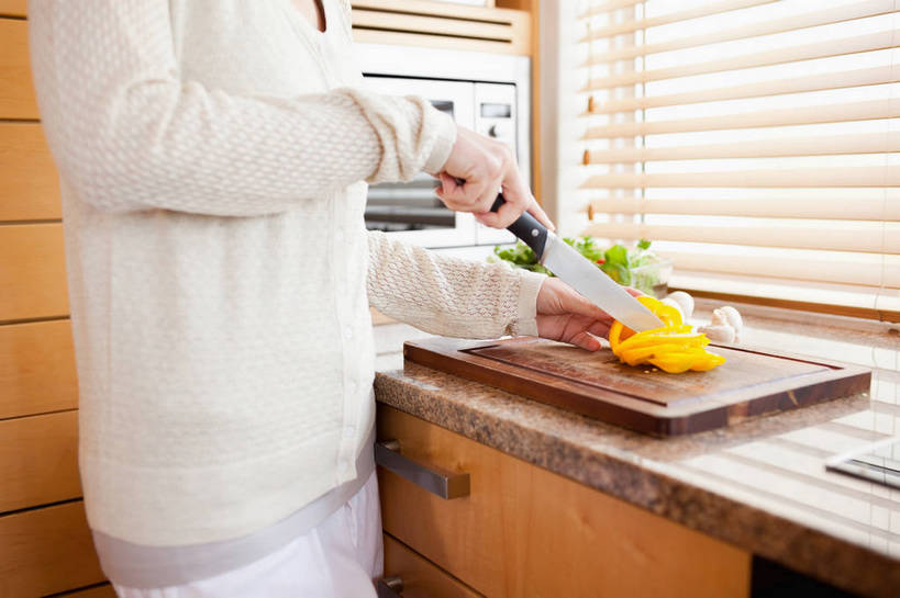 西方人,一个人,站,横图,室内,白天,侧面,厨房,窗户,桌面,桌子,蔬菜,抽屉,金属制品,欧洲,欧洲人,仅一个女性,仅一个人,切开,握,服装,新鲜,金属,工具,百叶窗,青椒,食品,案板,刀具,拿,拿着,休闲装,砧板,食物,衣服,刀,切,站着,仅一个中年女性,休闲,休闲服,握着,服饰,有机食品,绿色食品,菜刀,剖面,切面,大椒,菜椒,切菜刀,女人,女性,中年女性,白种人,抽斗,甜椒,柿子椒,灯笼椒,站立,半身,彩图,灶间,厨房料理台,料理台