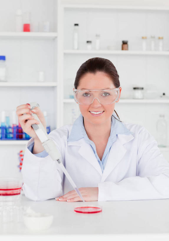 西方人,一个人,科学家,坐,笑,微笑,露齿笑,竖图,室内,白天,正面,安全,实验,仪器,桌面,桌子,欧洲,欧洲人,仅一个年轻女性,仅一个女性,仅一个人,握,服装,研究,透明,分析,化学,测试,滴管,培养皿,眼镜,药瓶,防护,拿,置物架,拿着,注视,架子,玻璃制品,衣服,白色,瓶子,塑料制品,观察,看,器皿,塑料瓶,生物,握着,服饰,观看,护目镜,保护,察看,衣着,科研人员,白大褂,穿着,关注,保险,研究者,陈列架,工作台,计量,实验服,科学研究者,玻璃仪器,试验耗材,实验用品,吸液管,保全,周全,安稳,安定,安全防护眼镜,移液管,衣饰,搁架,平安,年轻女性,女人,女性,白种人,科学工作者,坐着,半身,彩图,实验衣,实验台,实验桌,防护眼镜