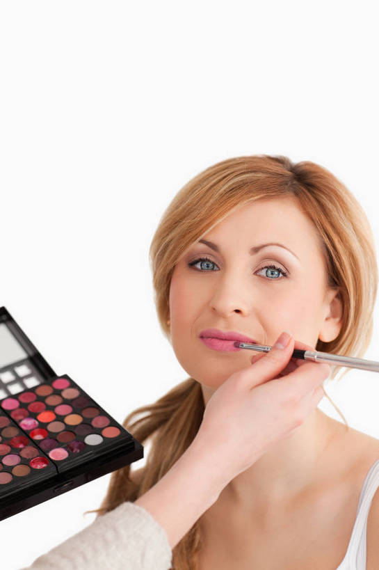 西方人,脸,头,脸颊,手,两个人,笑,微笑,竖图,彩色,室内,白天,白色背景,正面,化妆,美容,吊带,欧洲,欧洲人,护肤,握,服装,笔,拿,拿着,注视,吊带衫,衣服,化妆品,观察,看,保养,享受,休闲,手部,粉底液,放松,握着,保健,摄影,服饰,影棚,观看,五颜六色,单手,粉底,修饰,色彩斑斓,察看,美容工具,衣着,护肤品,化妆用品,穿着,关注,护肤用品,五彩缤纷,化妆笔,化妆师,遮盖,养颜,化妆工具,吸脂,五彩斑斓,衣饰,五光十色,年轻女性,女人,女性,白种人,头部,脸部,脸蛋,面部,半身,彩图,影棚拍摄,拍摄,演员造型设计人员,防晒