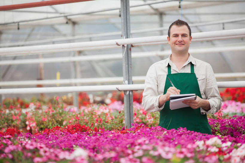 西方人,一个人,站,笑,微笑,横图,室内,白天,正面,植物,欧洲,欧洲人,仅一个男性,仅一个人,仅一个中年男性,许多,握,阴影,服装,反射,笔,盆栽,围裙,影子,办公用品,盆景,很多,温室,注视,休闲装,架子,文具,排列,一个,衣服,绿色,自然,学习用品,观察,看,站着,休闲,休闲服,握着,服饰,设施,生长,单个,成长,观看,支撑,文具用品,固定,一支,察看,暖房,防寒,队列,关注,加温,透光,记录板,保温,记事板,男人,男性,中年男性,白种人,站立,半身,彩图