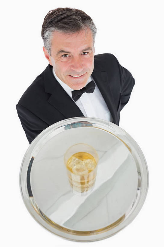 威士忌,西方人,一个人,服务员,站,举,笑,微笑,露齿笑,竖图,俯视,室内,白天,白色背景,西装,杯子,金属制品,欧洲,欧洲人,仅一个男性,仅一个人,阴影,套装,正装,反射,金属,领结,影子,冰,冰块,酒类,一杯,注视,职业装,冷冻,玻璃制品,酒,饮料,黄色,盘子,水杯,观察,看,托,站着,仅一个老年男性,寒冷,摄影,影棚,冷藏,观看,察看,冰冷,象征,庄重,关注,身份,正式,地位,保鲜,烈酒,老年男性,男人,男性,白种人,服务生,侍者,玻璃杯,举起,举手,举着,抬头,向上举,向上伸,向上托,仰头,站立,彩图,高角度拍摄,全身,影棚拍摄,拍摄