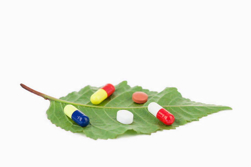 无人,横图,室内,特写,白天,白色背景,正面,安全,植物,叶子,五个,一片,许多,阴影,散落,反射,纹理,药剂,药丸,影子,绿叶,防护,胶囊,药片,绿色,药品,嫩叶,治疗,摄影,影棚,保护,药物,医疗,保险,预防,肌理,平安,叶,叶片,叶脉,彩图,影棚拍摄,拍摄