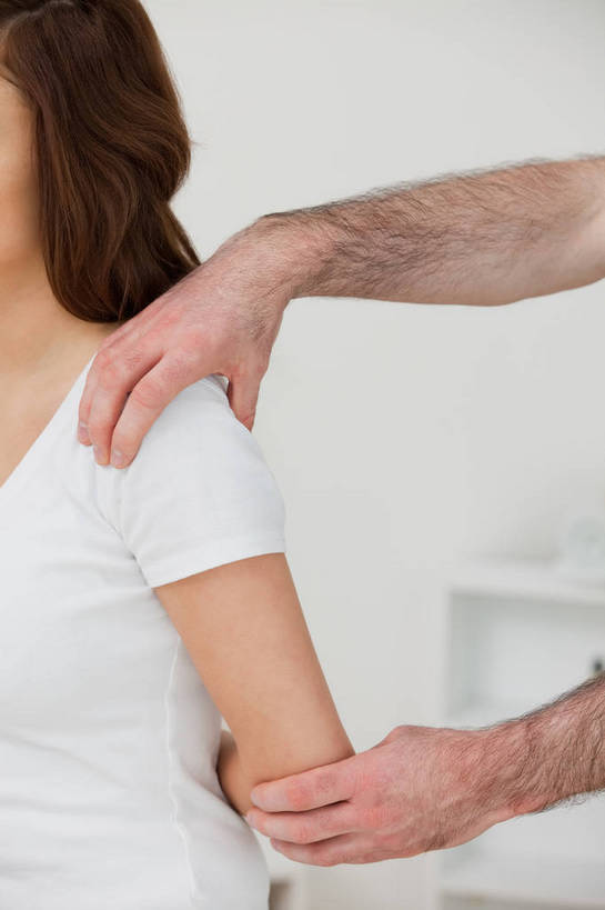 西方人,两个人,按摩师,坐,竖图,室内,白天,侧面,柜子,欧洲,欧洲人,握,阴影,服装,反射,影子,墙,休闲装,墙壁,墙面,衣服,白色,橱柜,休闲,休闲服,握着,服饰,背手,男人,男性,年轻男性,年轻女性,女人,女性,白种人,技师,坐着,半身,彩图,保健人员