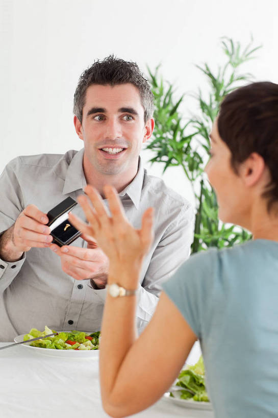 西方人,背部,两个人,家庭,夫妻,坐,笑,微笑,露齿笑,竖图,室内,白天,正面,爱情,烹饪,西餐,植物,桌子,蔬菜,餐具,欧洲,欧洲人,握,服装,新鲜,碟子,盘,盆栽,调料,酱料,酱汁,蔬菜沙拉,佐料,沙拉,料理,食品,盆景,调味品,浪漫,拿,调味料,拿着,注视,休闲装,色拉,书桌,酱,沙拉酱,沙律,菜肴,美食,相视,装饰品,食物,衣服,绿色,自然,盘子,戒指,课桌,饰品,首饰,碟,观察,看,休闲,温暖,温馨,一家人,面对面,休闲服,恩爱,西式,握着,恋人,服饰,佳肴,有机食品,绿色食品,生长,成长,观看,色拉酱,对视,信物,和睦,察看,互视,权利,关注,相对,相看,手饰,男人,男性,年轻男性,女人,女性,中年女性,白种人,夫妇,情侣,坐着,半身,彩图,伴侣,融洽