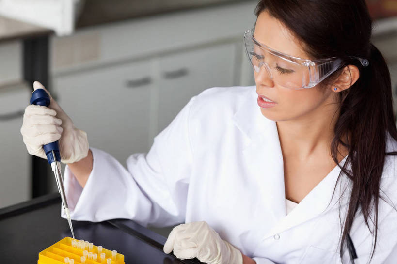 西方人,一个人,科学家,办公室,坐,横图,室内,白天,正面,安全,实验,研发,仪器,家具,桌子,杯子,欧洲,欧洲人,仅一个年轻女性,仅一个女性,仅一个人,握,服装,朦胧,模糊,研究,透明,分析,科学,化学,测试,试管,试管架,眼镜,办公桌,实验室,研究室,防护,拿,拿着,注视,架子,玻璃制品,衣服,白色,玻璃瓶,瓶子,手套,观察,看,橡胶,器皿,握着,服饰,观看,护目镜,保护,科研,察看,衣着,科研人员,白大褂,穿着,关注,化验,保险,研究者,橡胶手套,检验,计量,研究所,橡胶制品,实验服,科学研究者,玻璃仪器,试验耗材,实验用品,化验室,检验室,医用手套,办公家具,保全,周全,安稳,安定,安全防护眼镜,移液管,衣饰,平安,年轻女性,女人,女性,白种人,科学工作者,玻璃杯,坐着,半身,彩图,实验衣,移液器,防护眼镜,定量吸管,吸量管,移液枪