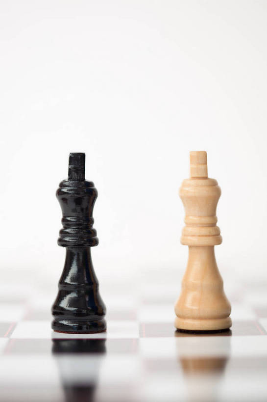 无人,竖图,室内,特写,白天,白色背景,正面,游戏,快乐,比赛,竞争,静物,玩,娱乐,两个,象棋,休闲,棋子,棋盘,国际象棋,益智,摄影,影棚,活动,国王,发泄,消遣,智力,皇后,宣泄,玩耍,嬉戏,彩图,影棚拍摄,拍摄,后,王