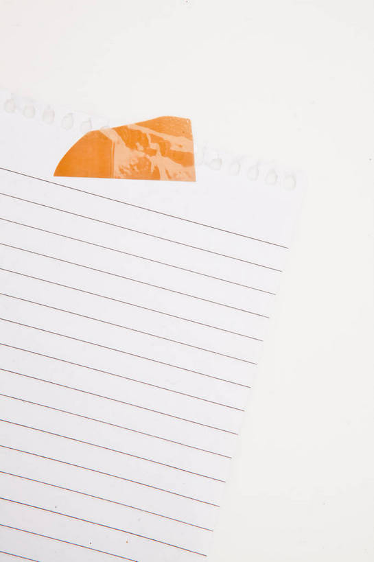 无人,竖图,俯视,室内,特写,白天,白色背景,静物,一张,阴影,反射,影子,纸,稿纸,信纸,纸张,便签纸,摄影,影棚,彩图,高角度拍摄,影棚拍摄,拍摄,速写纸,文稿纸,演算纸