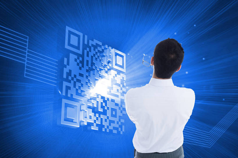 西方人,一个人,无人,商务人士,商务男性,站,双手交叉,横图,室内,白天,正面,衬衫,数码,电子,科技,欧洲,欧洲人,仅一个男性,仅一个人,阴影,蓝色背景,套装,梦幻,发光,光束,网络,信息,标签,符号,数字,光亮,高光,几何,计算机图形,合成,标识,仅一个年轻男性,蓝色,站着,条形码,电脑合成图,数码合成图,双手抱胸,未来,合成图,发亮,编码,商务装,条码,工薪阶层,憧憬,二维码,写实,具体,具象,男人,男性,年轻男性,白种人,白领,上班族,站立,半身,彩图,衬衣,商业,二维条码