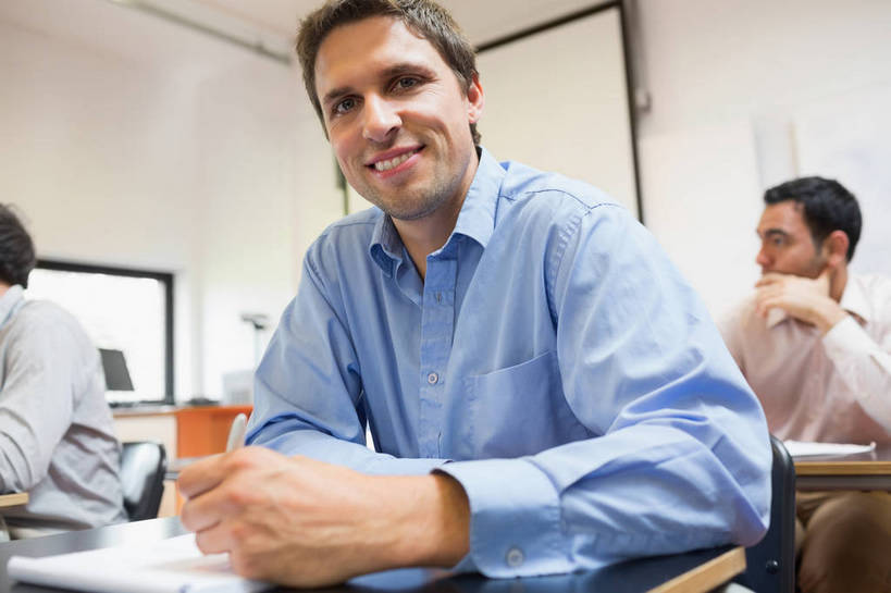 西方人,三个人,伙伴,朋友,学校,坐,笑,微笑,露齿笑,横图,室内,白天,正面,衬衫,友谊,桌子,欧洲,欧洲人,握,服装,笔,纸,办公用品,拿,拿着,扭头,注视,书桌,校园,水笔,文具,衣服,课桌,学习用品,观察,看,转头,教室,同学,握着,服饰,观看,试卷,文具用品,察看,书写,课堂,考试,衣着,校友,穿着,关注,测验,考卷,考察,同窗,学友,衣饰,评比,誊写,友情,男人,男性,年轻男性,中年男性,白种人,坐着,半身,彩图,衬衣