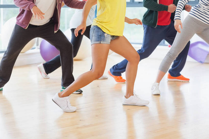 西方人,健身房,站,横图,室内,白天,正面,运动鞋,锻炼,运动,窗户,地板,落地窗,鞋子,欧洲,欧洲人,五个人,阴影,服装,裤子,反射,影子,地面,许多人,牛仔裤,休闲装,木地板,玻璃窗,衣服,站着,一群人,教练,休闲,休闲服,健身球,弓步,服饰,张开双腿,休闲鞋,瑜伽球,展开双腿,体育,男人,男性,年轻男性,年轻女性,女人,女性,白种人,牛仔短裤,站立,半身,彩图,健身,健身馆,弓箭步,教练员,教练者,伸展双腿