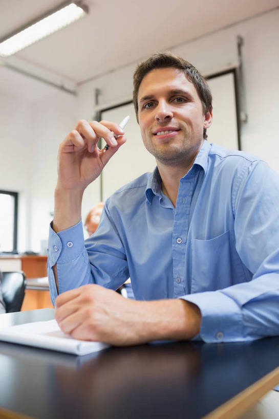 西方人,两个人,伙伴,朋友,学校,坐,笑,微笑,竖图,室内,白天,仰视,衬衫,友谊,桌子,欧洲,欧洲人,握,服装,笔,纸,墙,办公用品,拿,拿着,注视,书桌,校园,水笔,墙壁,墙面,文具,衣服,课桌,学习用品,观察,看,教室,同学,握着,服饰,观看,试卷,文具用品,察看,课堂,考试,衣着,校友,穿着,关注,测验,考卷,考察,同窗,学友,衣饰,评比,友情,男人,男性,中年男性,白种人,坐着,半身,彩图,低角度拍摄,衬衣