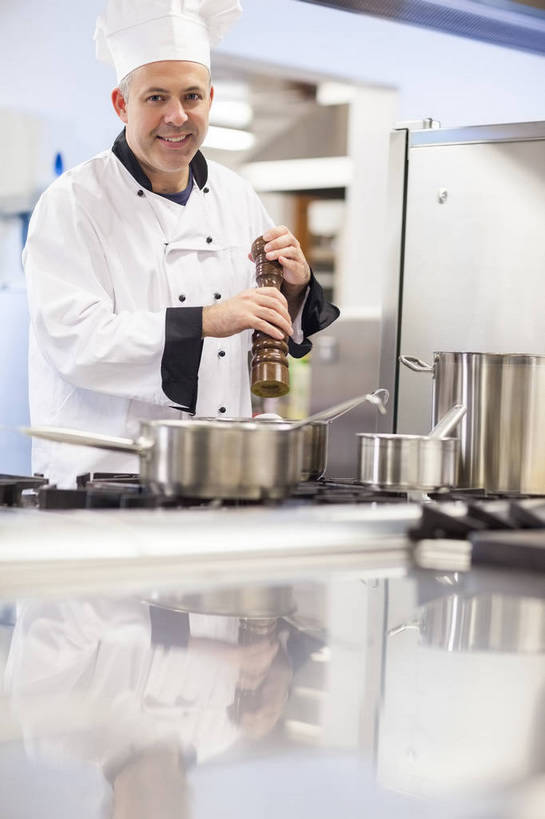 西方人,一个人,厨师,站,笑,微笑,露齿笑,竖图,室内,白天,正面,工作服,制服,烹饪,厨房,桌面,桌子,厨具,帽子,金属制品,欧洲,欧洲人,仅一个男性,仅一个人,仅一个中年男性,握,阴影,服装,朦胧,模糊,反射,金属,锅子,影子,勺子,拿,拿着,注视,锅,衣服,白色,汤勺,观察,看,站着,握着,服饰,锅具,观看,察看,衣着,穿着,关注,厨师帽,烹饪用具,工作制服,衣饰,男人,男性,中年男性,白种人,厨师长,厨子,大厨,主厨,烹调用具,烹调,站立,半身,彩图,工作套服,灶间,厨房料理台,料理台