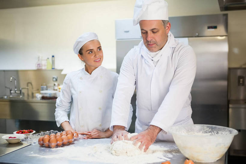 西方人,两个人,伙伴,朋友,厨师,餐厅,站,捏,横图,室内,白天,正面,工作服,制服,友谊,合作,团队,厨房,桌面,桌子,餐具,帽子,玻璃,欧洲,欧洲人,许多,阴影,服装,反射,电器,碟子,粉末,盘,水槽,影子,蛋,鸡蛋,面粉,很多,捏着,粮食,水斗,冷冻,冷柜,玻璃制品,一个,衣服,白色,盘子,容器,碟,冷藏柜,碗,站着,揉,粉,战略,服饰,冷藏,单个,储藏,冰柜,农产品,衣着,储存,穿着,厨师帽,原材料,小麦粉,联合,合谋,卵,粉状,保鲜,工作制服,衣饰,配合,协作,男人,男性,年轻女性,女人,女性,中年男性,白种人,厨师长,厨子,大厨,主厨,站立,半身,彩图,工作套服,灶间,餐馆,饭店,饭馆,厨房料理台,鸡卵,鸡子,贮存,小麦面粉,料理台