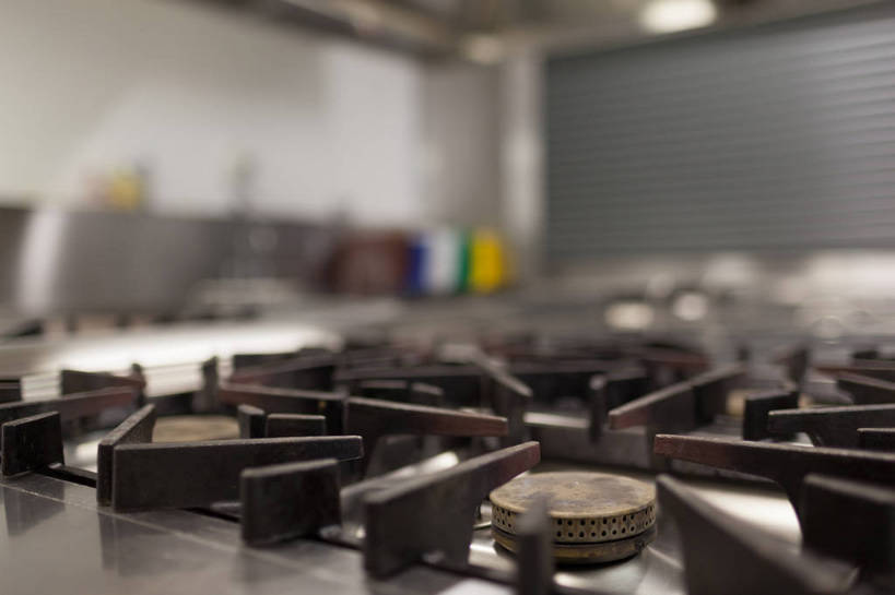 无人,横图,俯视,室内,特写,白天,厨房,桌面,桌子,厨具,阴影,朦胧,模糊,光线,水槽,影子,灯光,水斗,灶具,燃气灶,燃气具,彩图,高角度拍摄,灶间,厨房料理台,料理台