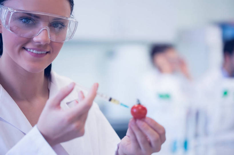 西方人,三个人,科学家,笑,微笑,露齿笑,横图,室内,白天,正面,安全,实验,桌面,桌子,蔬菜,西红柿,小番茄,欧洲,欧洲人,握,服装,朦胧,模糊,新鲜,研究,分析,化学,测试,试管架,眼镜,实验室,研究室,食品,防护,拿,拿着,注视,架子,食物,一个,衣服,白色,观察,看,针管,针筒,握着,注射,服饰,有机食品,绿色食品,单个,观看,护目镜,保护,察看,医疗,医疗设备,注射器,衣着,科研人员,白大褂,穿着,关注,保险,研究者,工作台,试验室,实验服,科学研究者,试验耗材,实验用品,保全,周全,安稳,安定,安全防护眼镜,衣饰,小西红柿,樱桃小番茄,珍珠小番茄,平安,男人,男性,年轻男性,年轻女性,女人,女性,白种人,科学工作者,樱桃番茄,圣女果,番茄,半身,彩图,实验衣,实验台,实验桌,防护眼镜