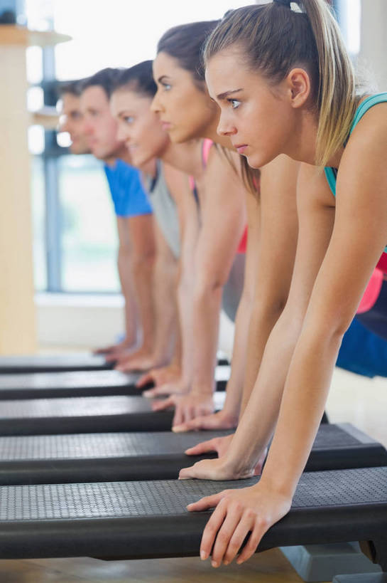 西方人,伙伴,朋友,健身房,竖图,室内,白天,侧面,运动服,锻炼,友谊,运动,欧洲,欧洲人,五个人,撑,阴影,服装,朦胧,模糊,反射,影子,许多人,音乐,注视,娱乐,衣服,黑色,观察,看,一群人,教练,服饰,观看,察看,撑着,衣着,穿着,关注,踏板,踏板操,衣饰,体育,友情,男人,男性,年轻女性,女人,女性,中年男性,白种人,半身,彩图,健身,舞蹈,健身馆,集体操,健美操,有氧踏板操,教练员,教练者,运动装