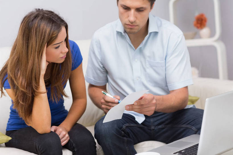 西方人,中年人,两个人,家庭,夫妻,客厅,坐,横图,室内,白天,正面,爱情,电脑,笔记本电脑,沙发,欧洲,欧洲人,撑,握,阴影,服装,朦胧,模糊,反射,网络,笔,影子,墙,办公用品,浪漫,注视,休闲装,通讯设备,架子,墙壁,墙面,文具,衣服,灰色,学习用品,低头,观察,看,休闲,温暖,温馨,一家人,休闲服,恩爱,握着,恋人,服饰,观看,账单,支撑,一台,文具用品,固定,一支,和睦,察看,无线,起居室,撑着,票据,关注,发票,通信设备,无线网络,小票,布艺沙发,无线上网,便携式电脑,垂头,客堂,手提电脑,男人,男性,年轻女性,女人,女性,中年男性,白种人,年轻人,夫妇,情侣,坐着,半身,彩图,伴侣,融洽,收据