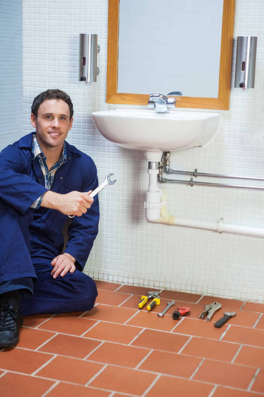 西方人,一个人,修理工,坐,举,笑,微笑,露齿笑,竖图,室内,白天,正面,工作服,制服,化妆,美容,镜子,卫生间,洗手间,欧洲,欧洲人,仅一个男性,仅一个人,仅一个中年男性,护肤,握,瓷砖,地砖,工具,管子,水槽,水龙头,塑料,地面,拿,拿着,注视,管道,水斗,开关,化妆品,塑料制品,日用品,洗浴用品,打开,观察,看,清洁,托,保养,享受,休闲,放松,杀菌,握着,保健,洗手液,观看,扳手,阀门,镜像,察看,消毒,开启,护肤品,化妆用品,镜面,关注,护肤用品,塑料管,舒缓,养颜,去污,紧肤,嫩肤,扳头,水咀,工作制服,PVC管,男人,男性,中年男性,白种人,厕所,举起,举手,举着,洗涤,向上举,向上伸,向上托,坐着,半身,彩图,工作套服,合成材料