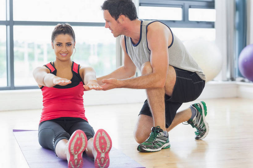 西方人,两个人,健身房,坐,跪,笑,微笑,露齿笑,横图,室内,白天,正面,运动服,运动鞋,窗户,地板,落地窗,鞋子,欧洲,欧洲人,阴影,服装,裤子,反射,影子,地面,注视,运动裤,木地板,玻璃窗,衣服,观察,看,教练,搭,服饰,观看,休闲鞋,察看,衣着,穿着,搭着,关注,衣饰,男人,男性,年轻女性,女人,女性,中年男性,白种人,跪着,坐着,半身,彩图,健身馆,教练员,教练者,运动装