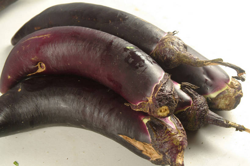 无人,横图,俯视,室内,特写,白天,餐桌,桌子,茄子,蔬菜,一堆,许多,阴影,堆叠,堆积,新鲜,反射,影子,食品,很多,食物,紫色,白色,有机食品,绿色食品,餐台,堆,落苏,酪酥,昆仑瓜,矮瓜,彩图,高角度拍摄,shjb1